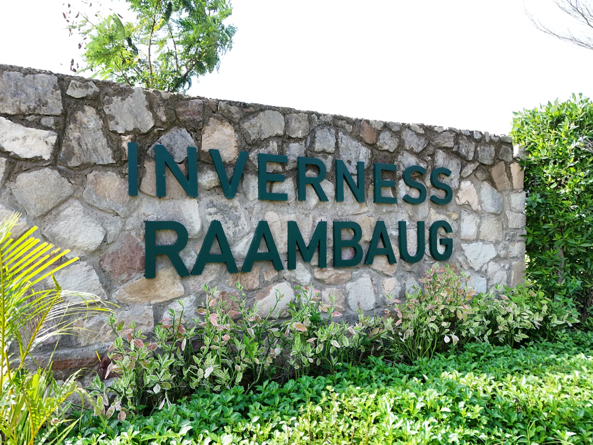 The stone entrance sign at Inverness Raambaug